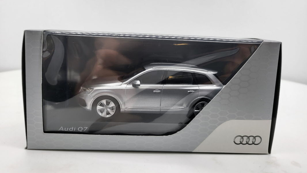Spark: Audi Q7 Foil Silver - Schaal 1:43