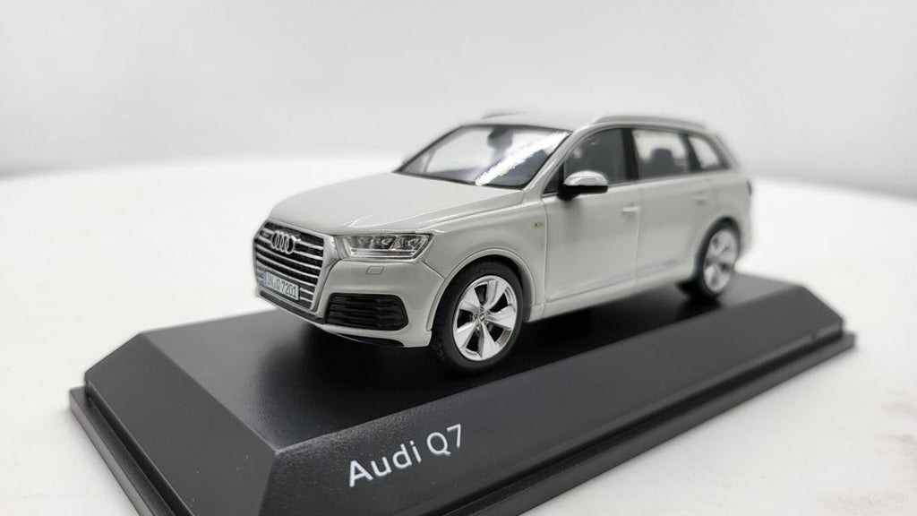 Spark: Audi Q7 Glacier White - Schaal 1:43