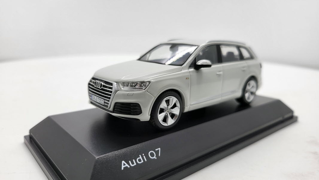 Spark: Audi Q7 Glacier White - Schaal 1:43