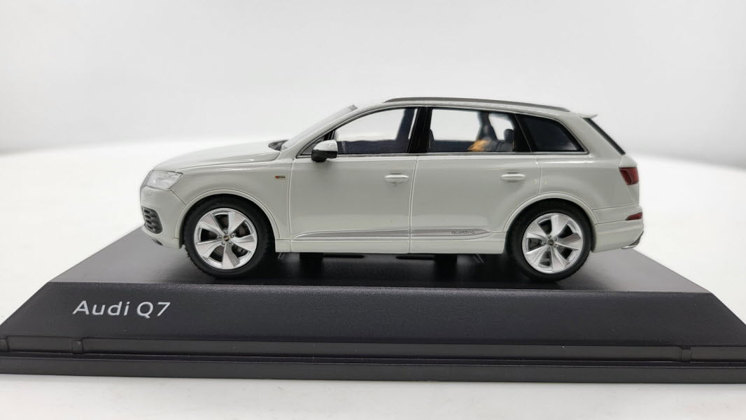 Spark: Audi Q7 Glacier White - Schaal 1:43