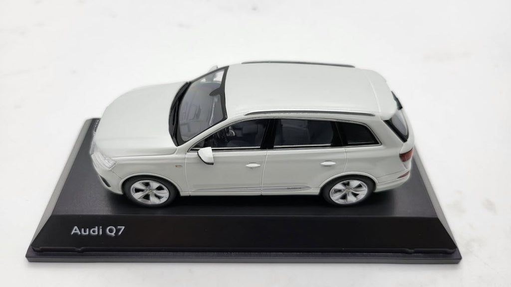 Spark: Audi Q7 Glacier White - Schaal 1:43