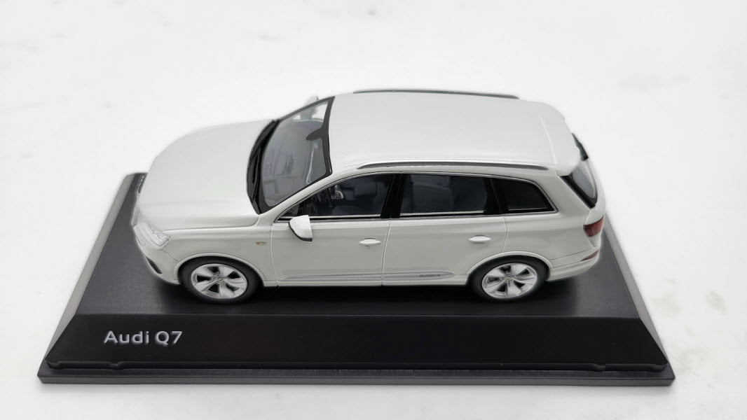 Spark: Audi Q7 Glacier White - Schaal 1:43