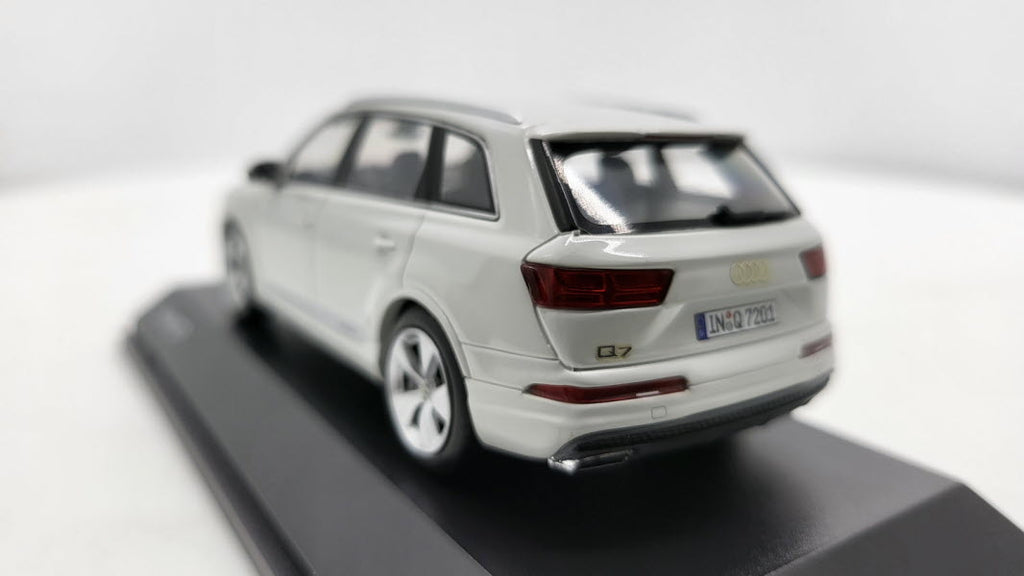 Spark: Audi Q7 Glacier White - Schaal 1:43
