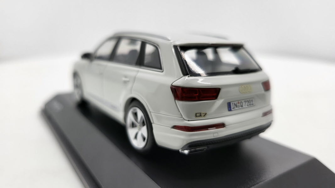 Spark: Audi Q7 Glacier White - Schaal 1:43