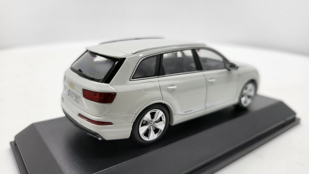 Spark: Audi Q7 Glacier White - Schaal 1:43