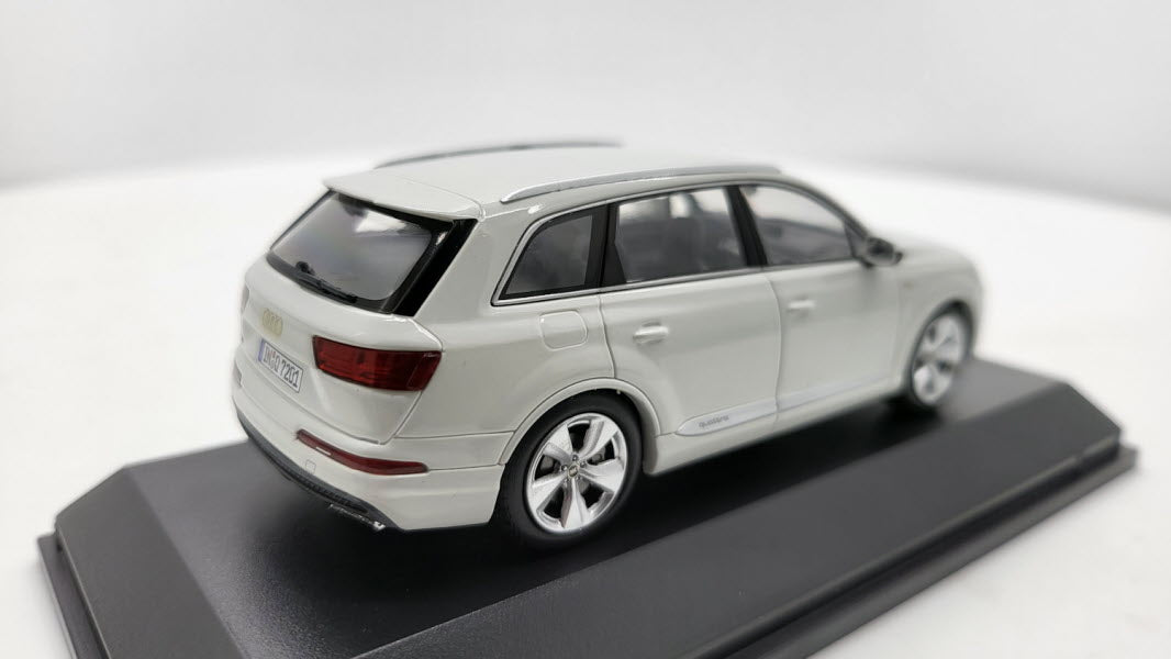 Spark: Audi Q7 Glacier White - Schaal 1:43