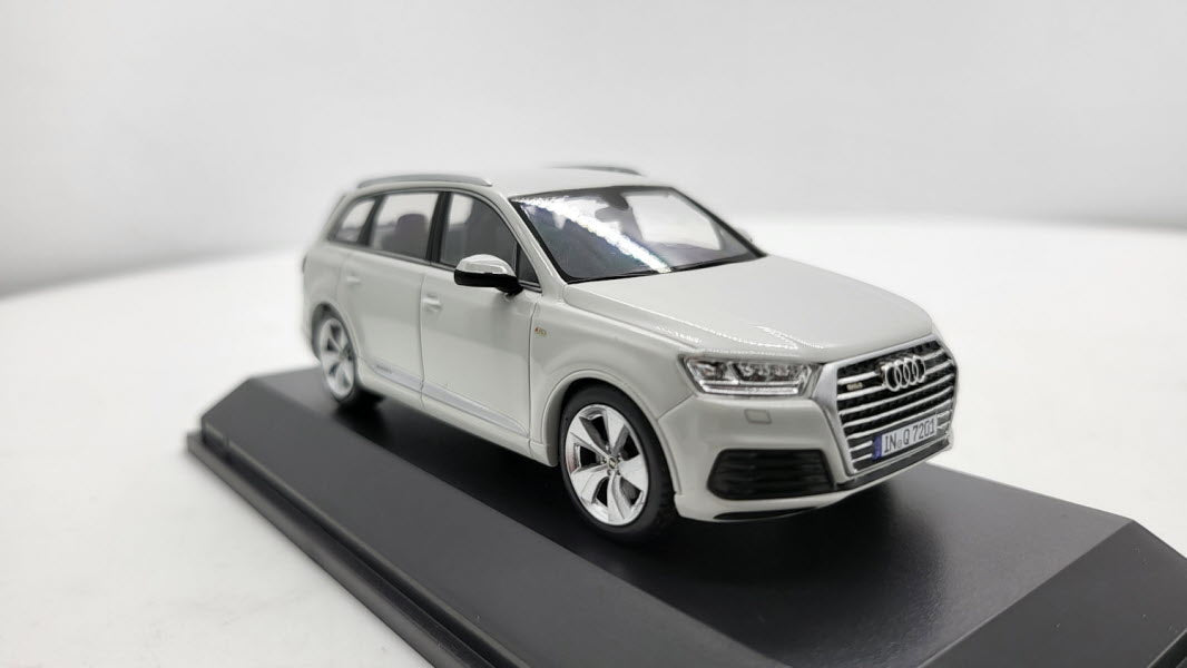 Spark: Audi Q7 Glacier White - Schaal 1:43