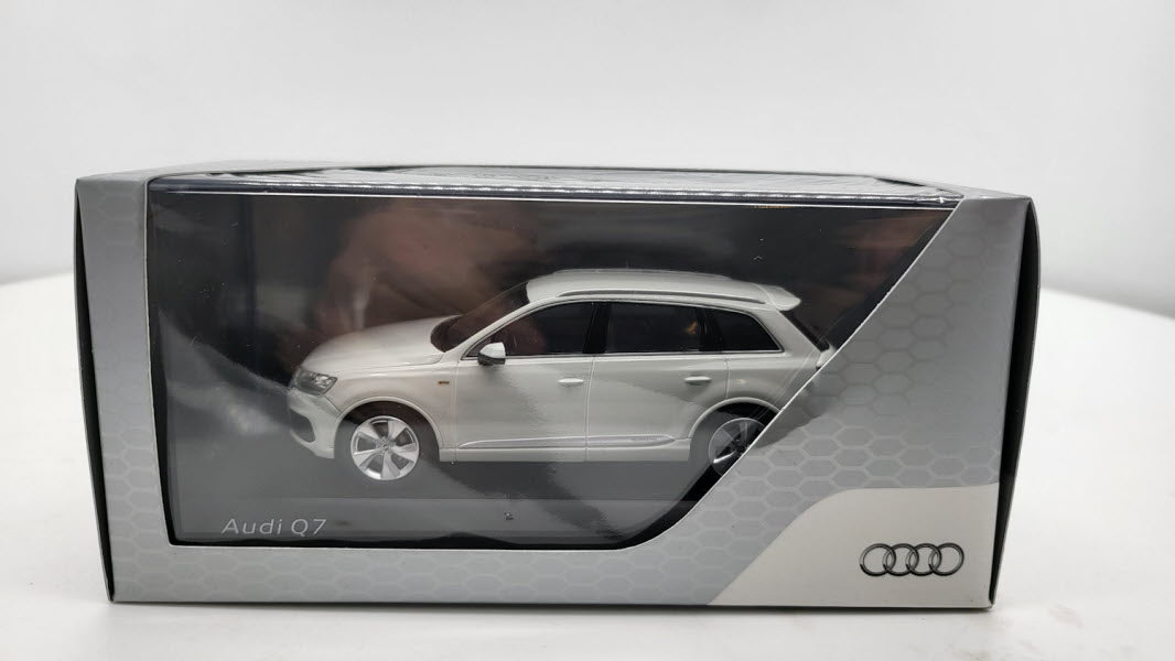 Spark: Audi Q7 Glacier White - Schaal 1:43