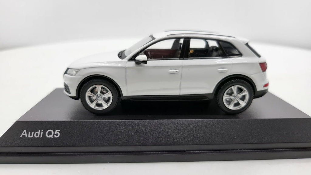 Spark: Audi Q5 Ibis White - Schaal 1:43