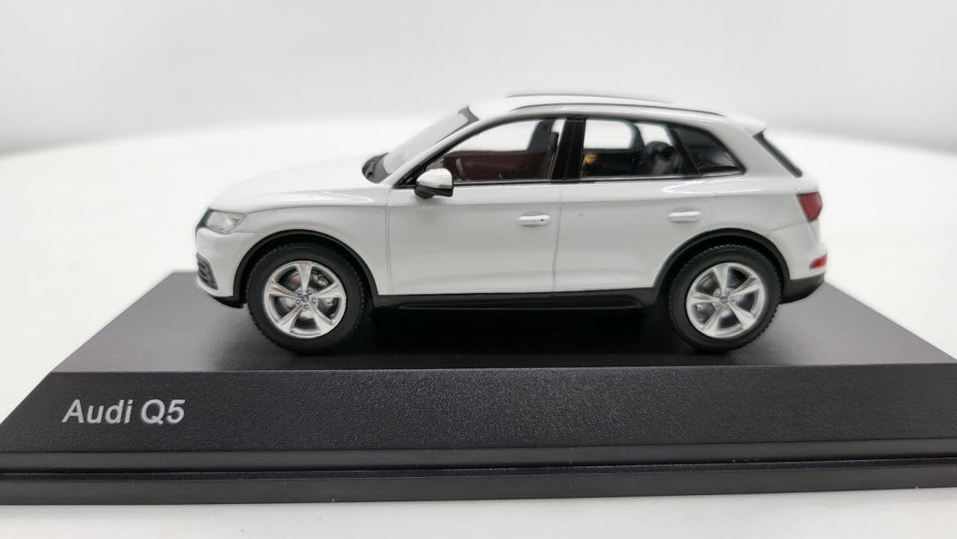 Spark: Audi Q5 Ibis White - Schaal 1:43