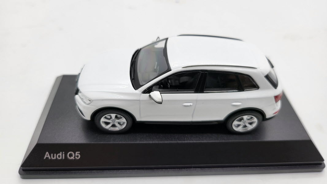 Spark: Audi Q5 Ibis White - Schaal 1:43
