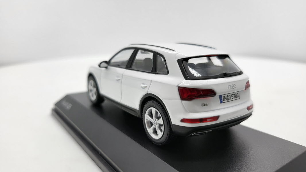 Spark: Audi Q5 Ibis White - Schaal 1:43