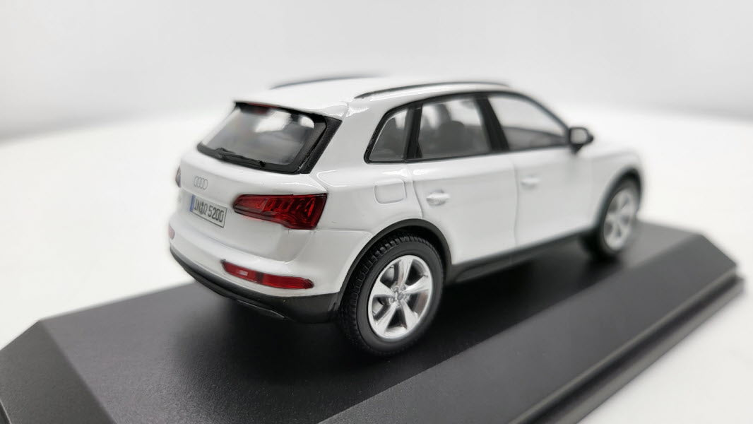 Spark: Audi Q5 Ibis White - Schaal 1:43