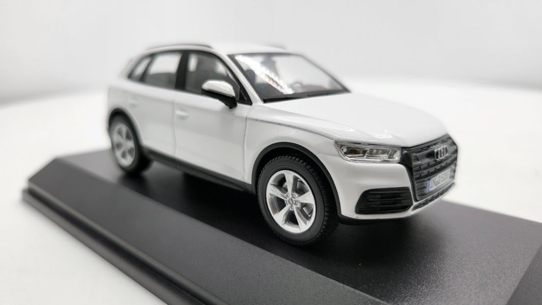 Spark: Audi Q5 Ibis White - Schaal 1:43