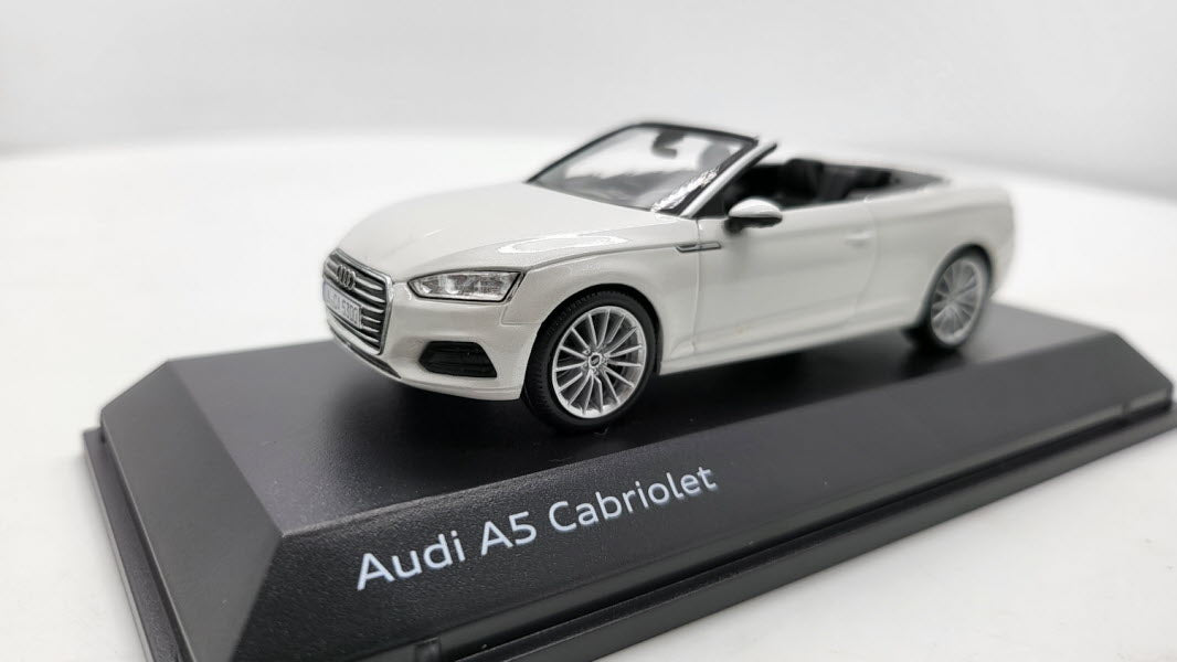 Spark: Audi A5 Cabriolet Tofana White - Schaal 1:43