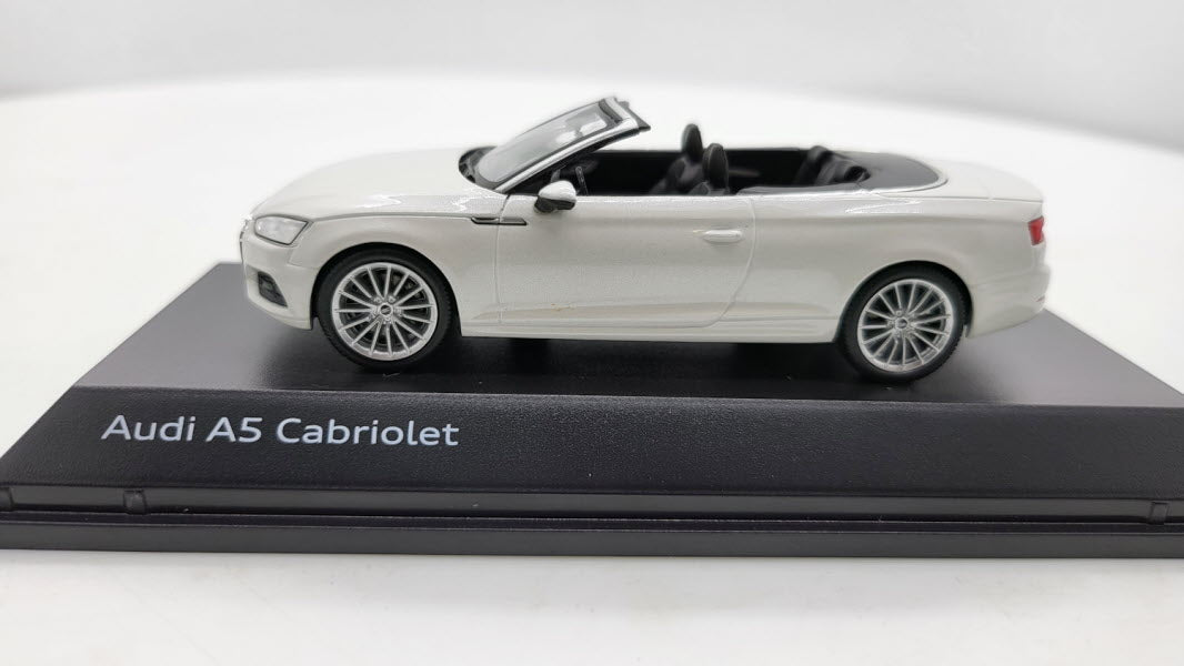 Spark: Audi A5 Cabriolet Tofana White - Schaal 1:43
