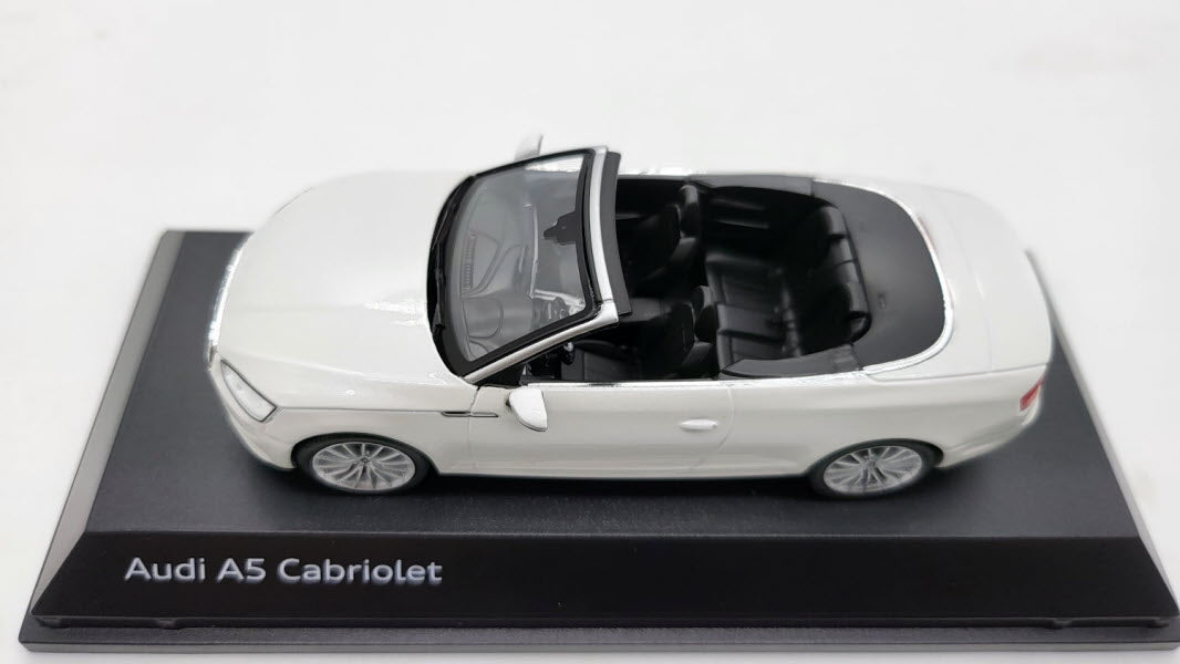 Spark: Audi A5 Cabriolet Tofana White - Schaal 1:43
