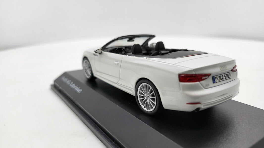 Spark: Audi A5 Cabriolet Tofana White - Schaal 1:43