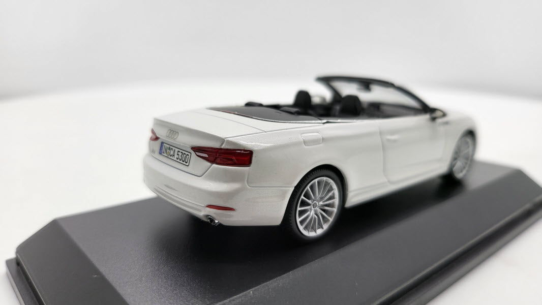 Spark: Audi A5 Cabriolet Tofana White - Schaal 1:43