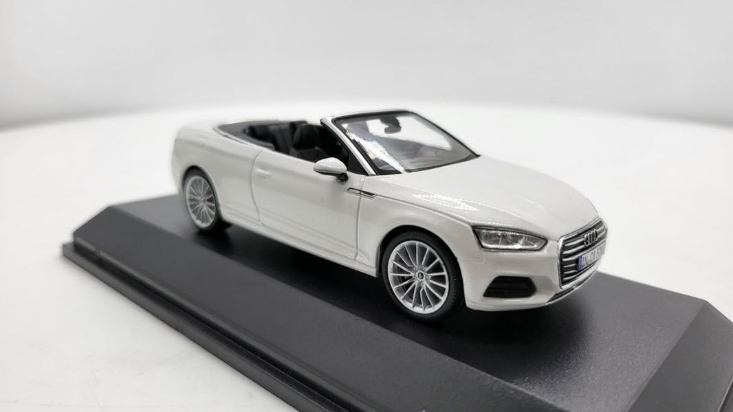Spark: Audi A5 Cabriolet Tofana White - Schaal 1:43