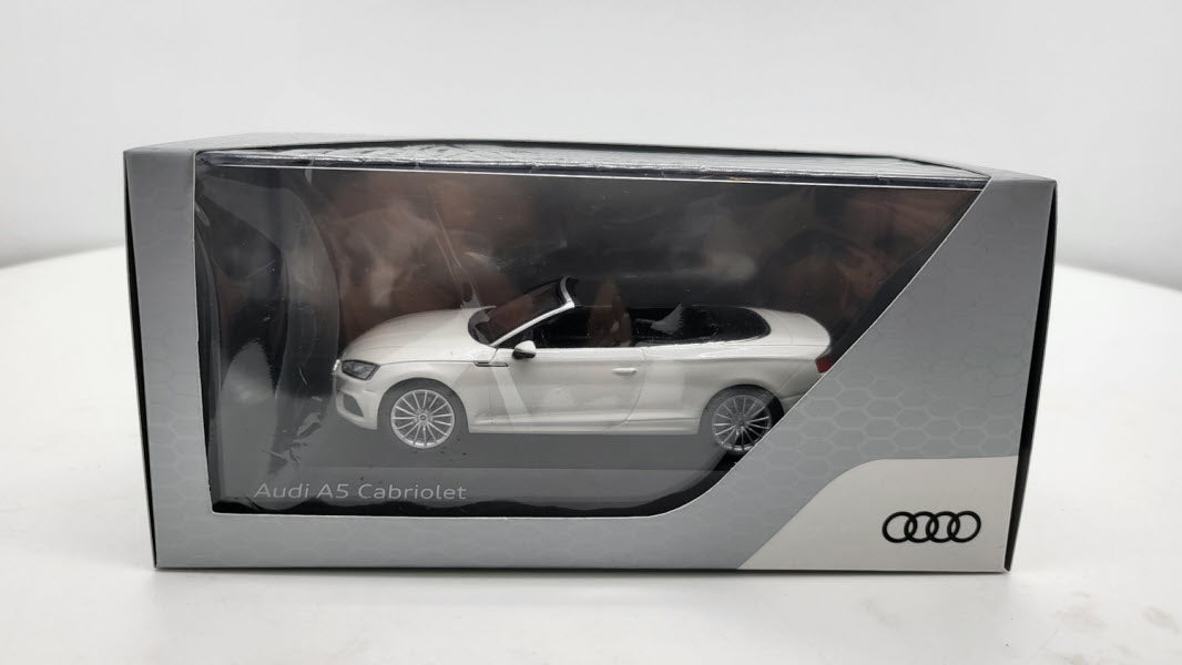 Spark: Audi A5 Cabriolet Tofana White - Schaal 1:43
