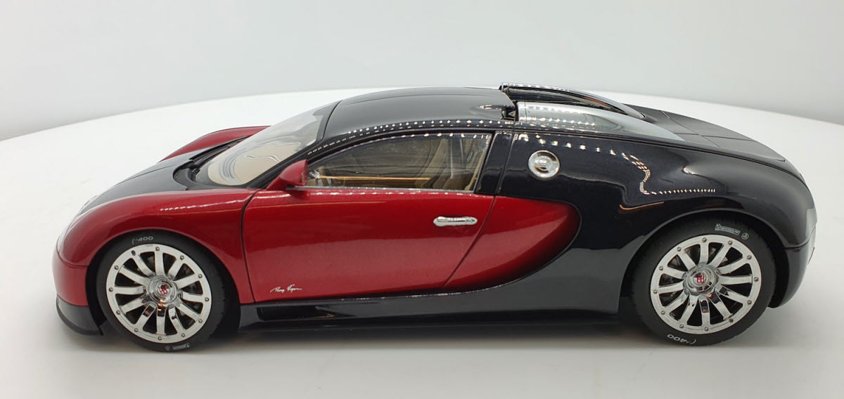 Bugatti EB 16.4 Veyron Showcar Zwart/Rood - AutoArt 1:18