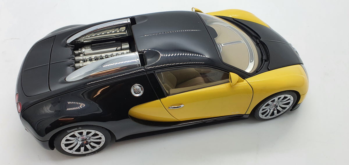 Bugatti EB 16.4 Veyron Showcar Zwart/Geel - AutoArt 1:18