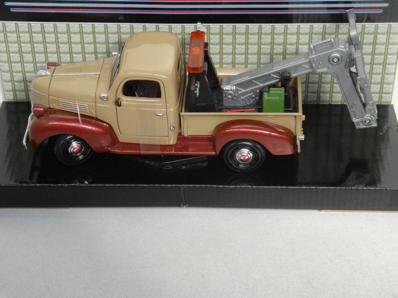 MotorMax Plymouth Pickup Takelwagen Beige/Bruin 1949 - Schaal 1:24