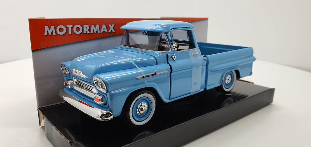 MotorMax Chevrolet Apache Fleetside Pick-up 1958 – lichtblauw – 1:24