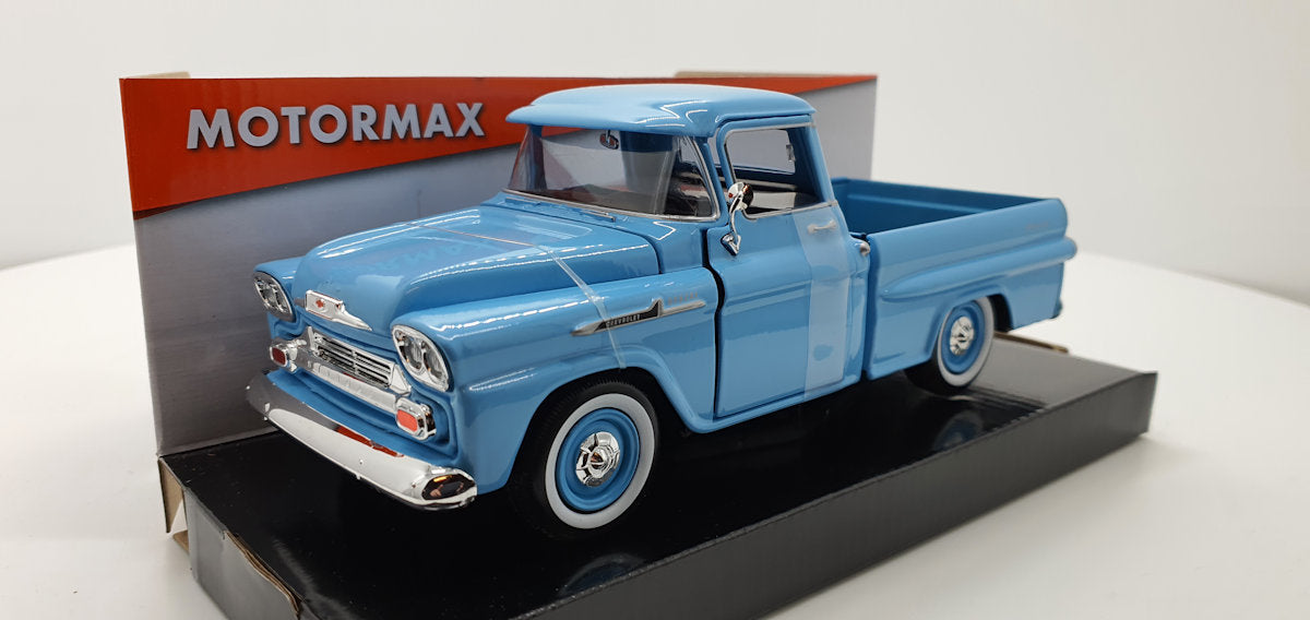 MotorMax Chevrolet Apache Fleetside Pick-up 1958 – lichtblauw – 1:24