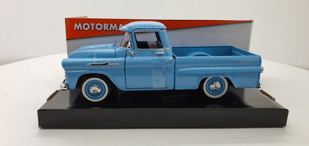 MotorMax Chevrolet Apache Fleetside Pick-up 1958 – lichtblauw – 1:24
