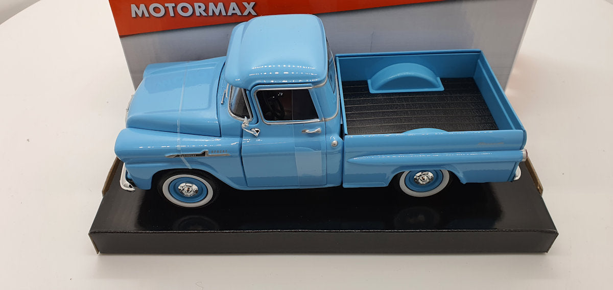 MotorMax Chevrolet Apache Fleetside Pick-up 1958 – lichtblauw – 1:24