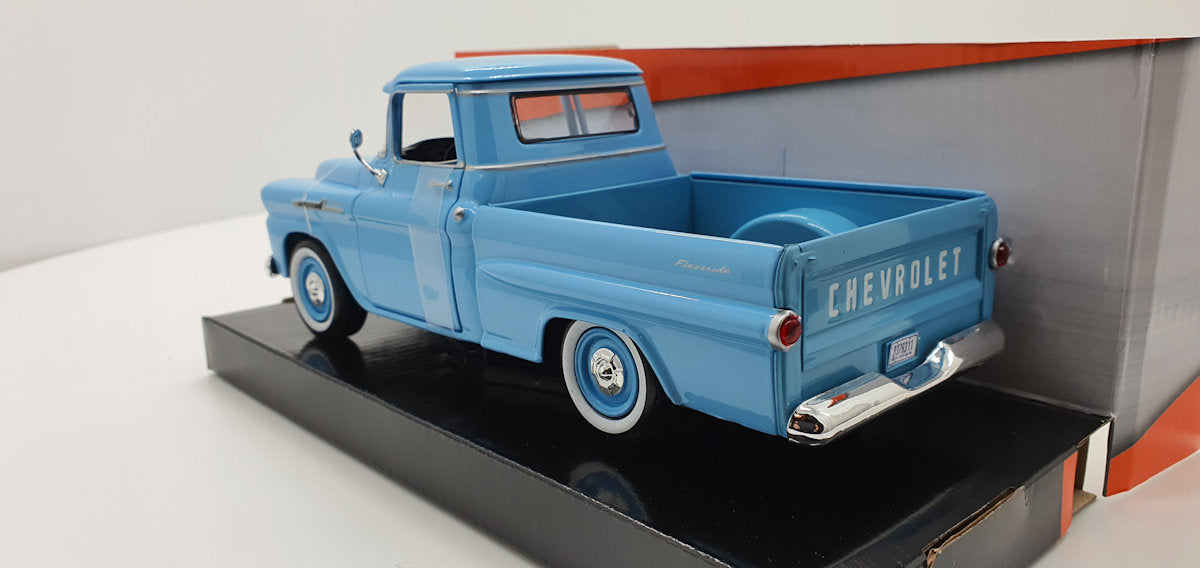 MotorMax Chevrolet Apache Fleetside Pick-up 1958 – lichtblauw – 1:24