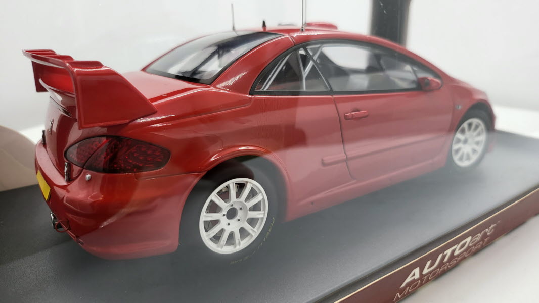 AutoArt: Peugeot 307 WRC Plain Body Version Rood (2005) - Schaal 1:18