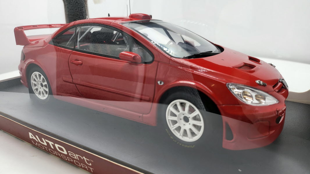 AutoArt: Peugeot 307 WRC Plain Body Version Rood (2005) - Schaal 1:18