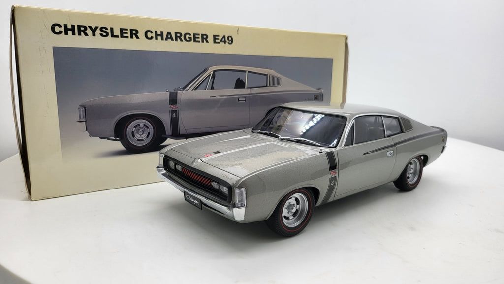 AutoArt Chrysler Charger E49 R/T Hemi 1972 Grijs Metallic - Schaal 1:18