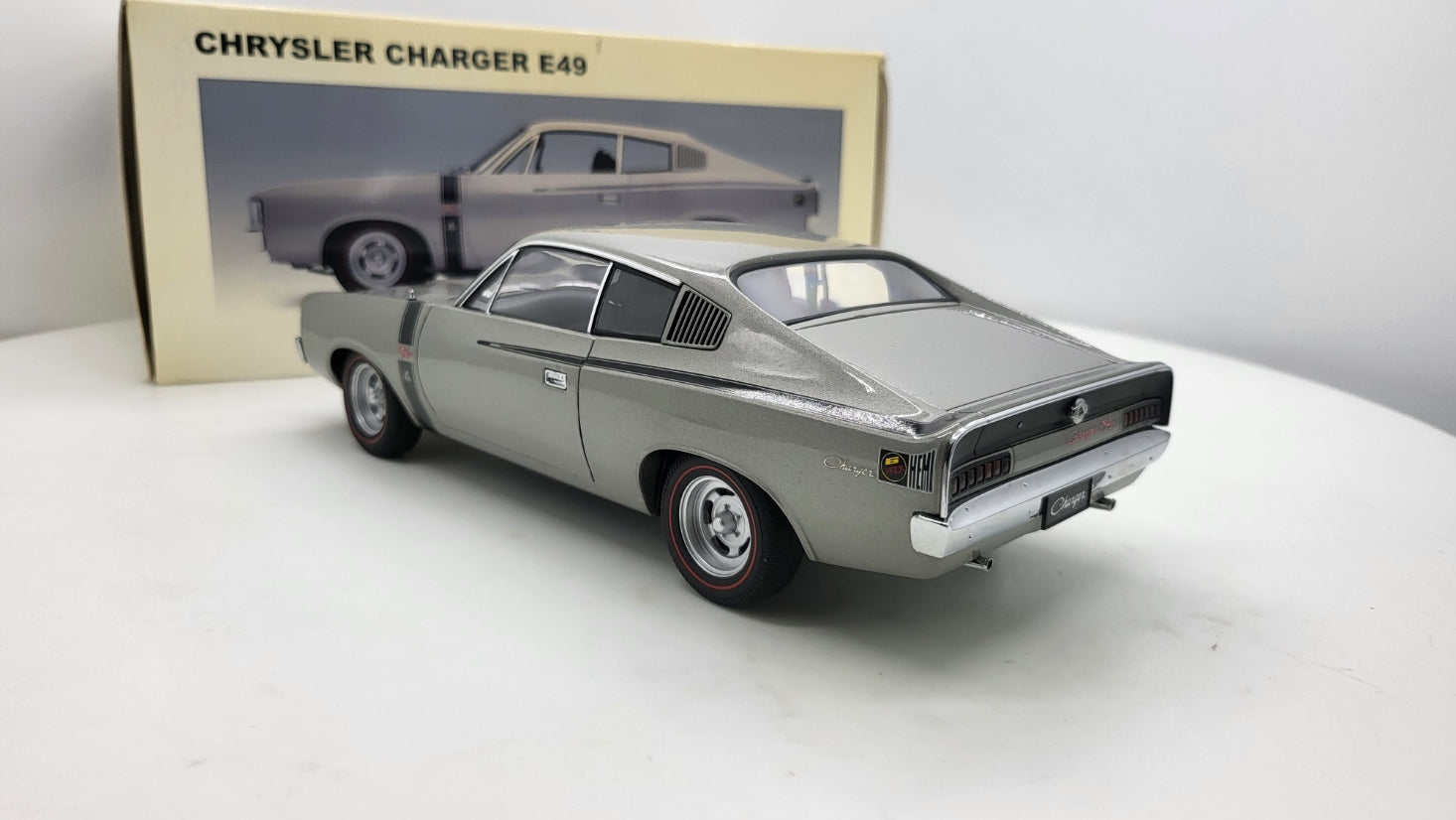 AutoArt Chrysler Charger E49 R/T Hemi 1972 Grijs Metallic - Schaal 1:18