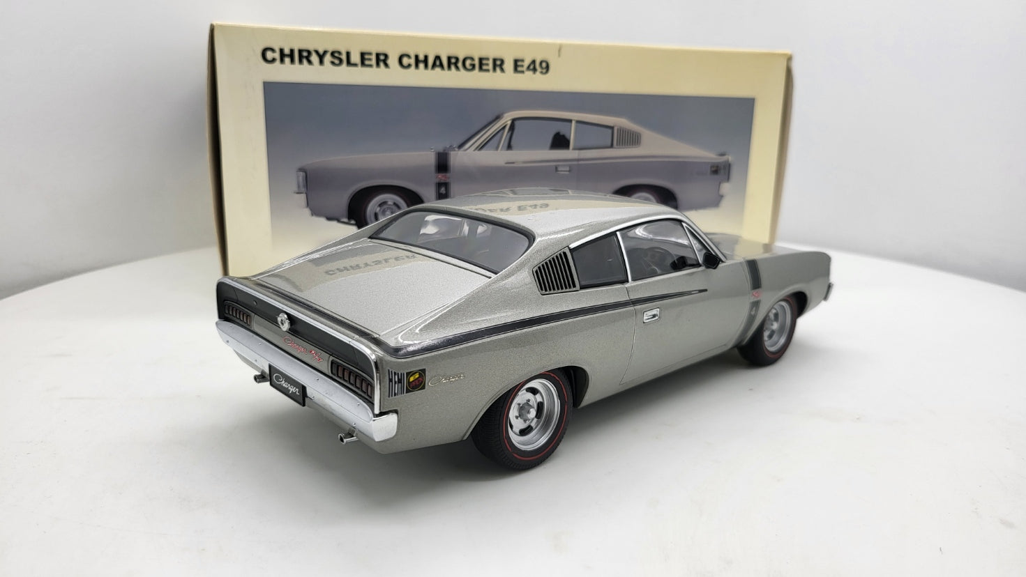 AutoArt Chrysler Charger E49 R/T Hemi 1972 Grijs Metallic - Schaal 1:18