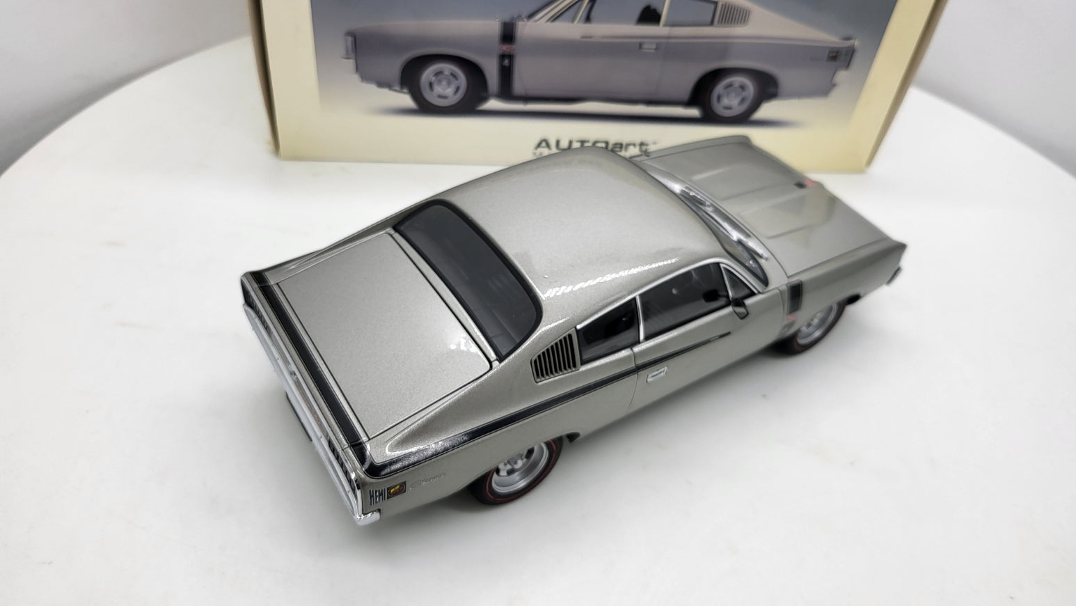 AutoArt Chrysler Charger E49 R/T Hemi 1972 Grijs Metallic - Schaal 1:18