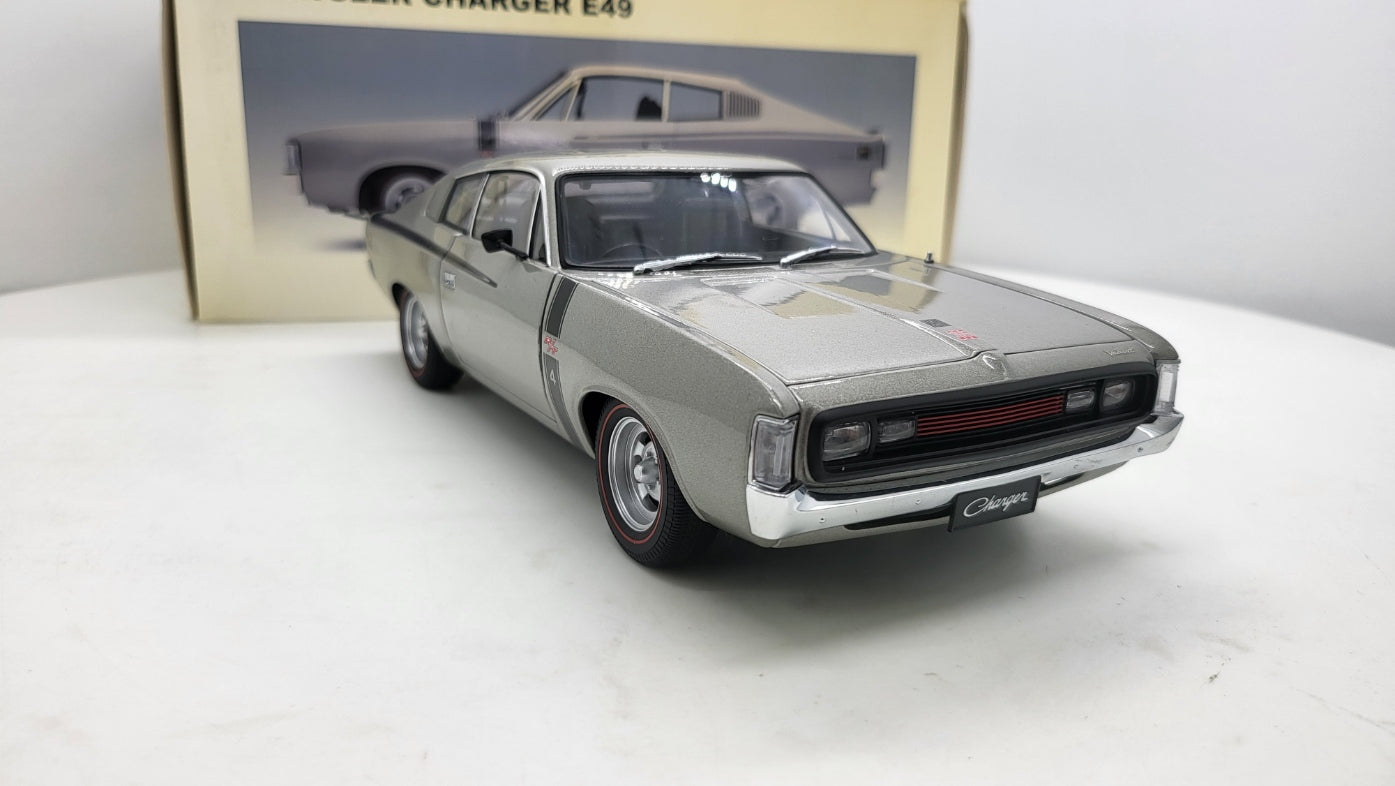 AutoArt Chrysler Charger E49 R/T Hemi 1972 Grijs Metallic - Schaal 1:18