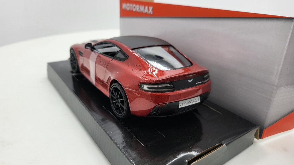 Aston Martin V12 Vantage S 2013 rood/zwart – MotorMax 1:24