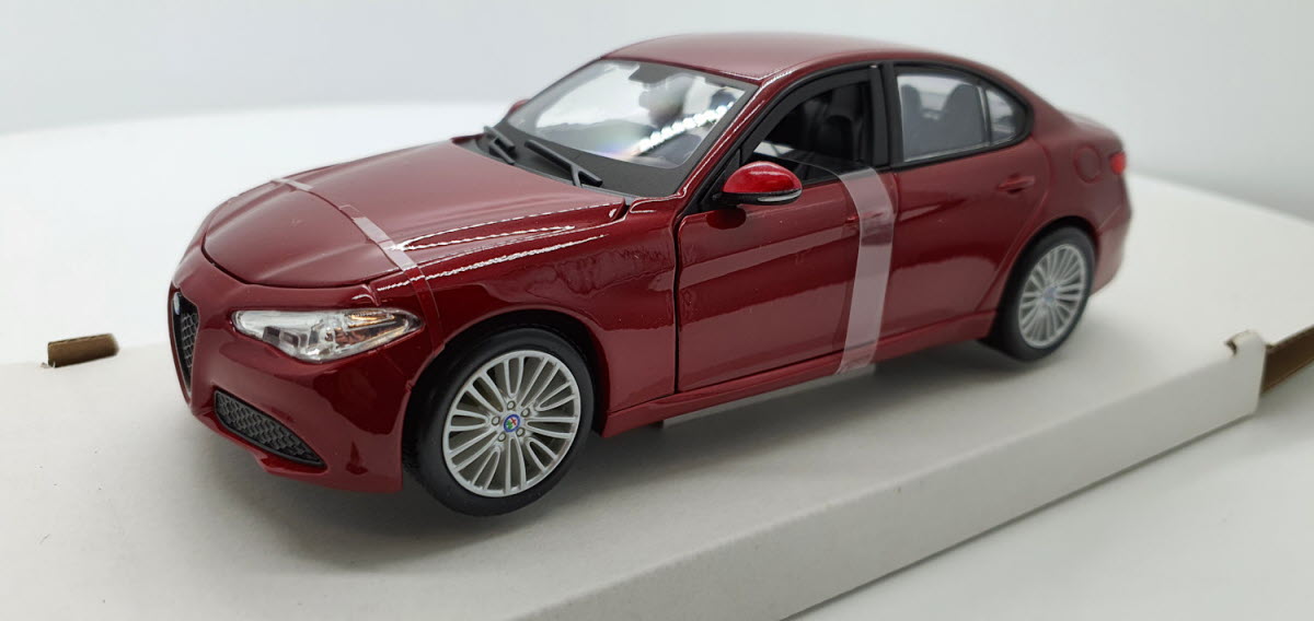 Bburago Alfa Romeo Giulia Rood 2015 - Schaal 1:24