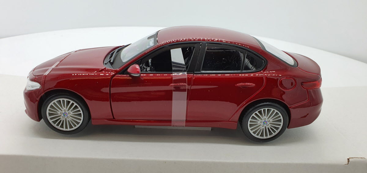 Bburago Alfa Romeo Giulia Rood 2015 - Schaal 1:24