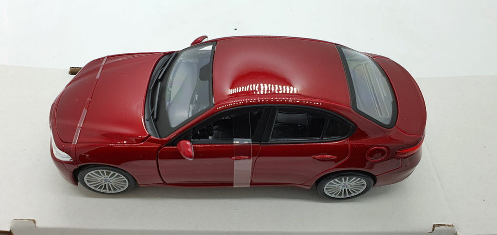 Bburago Alfa Romeo Giulia Rood 2015 - Schaal 1:24