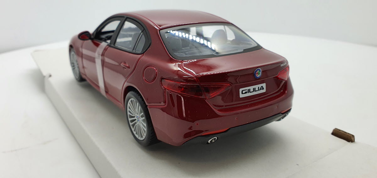 Bburago Alfa Romeo Giulia Rood 2015 - Schaal 1:24