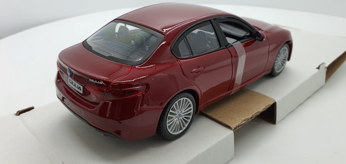 Bburago Alfa Romeo Giulia Rood 2015 - Schaal 1:24