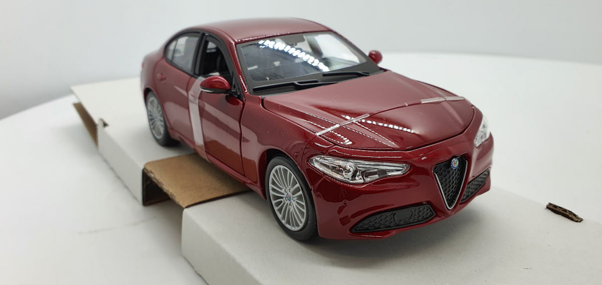Bburago Alfa Romeo Giulia Rood 2015 - Schaal 1:24