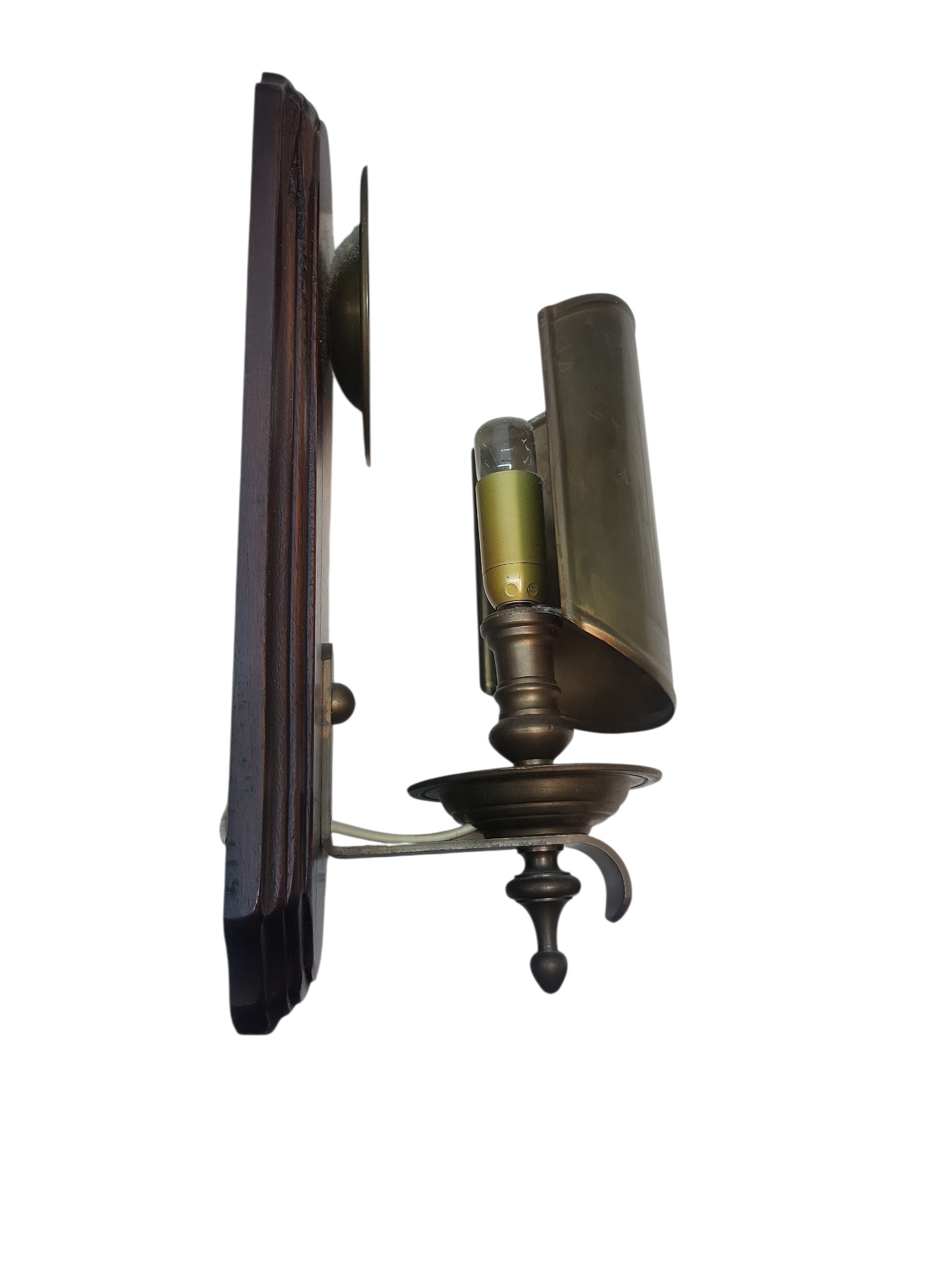 Hout en koperen wandlamp