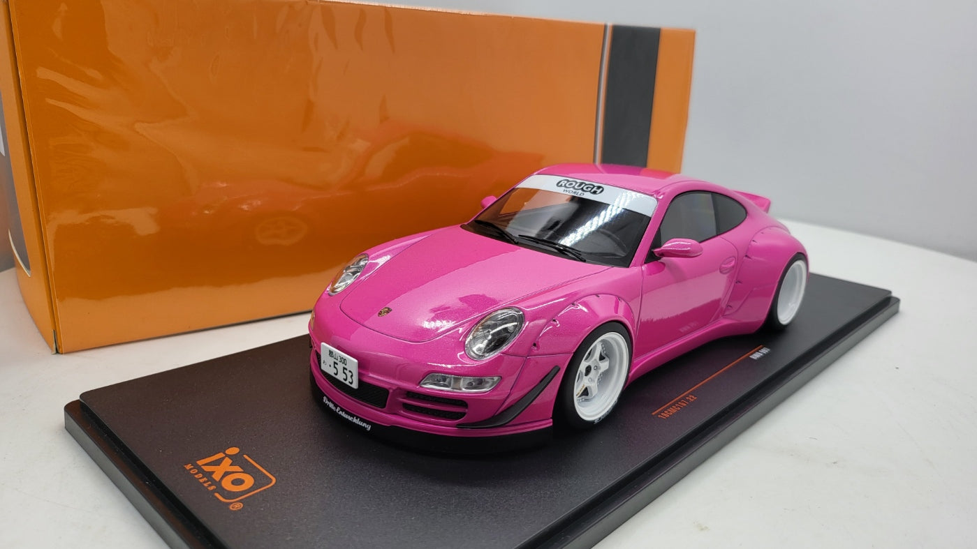 IXO: Porsche 997 RWB Roze - Schaal 1:18
