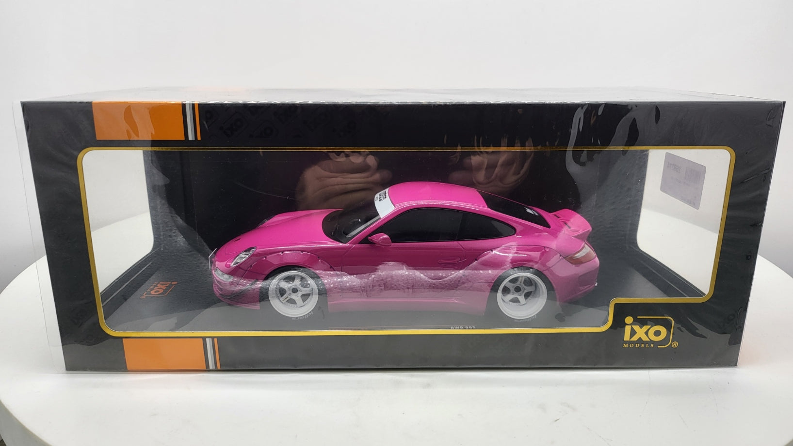 IXO: Porsche 997 RWB Roze - Schaal 1:18